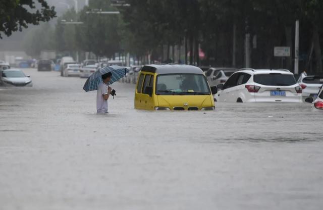 郑州暴雨已致12人遇难,约10万人转移!救援进行中