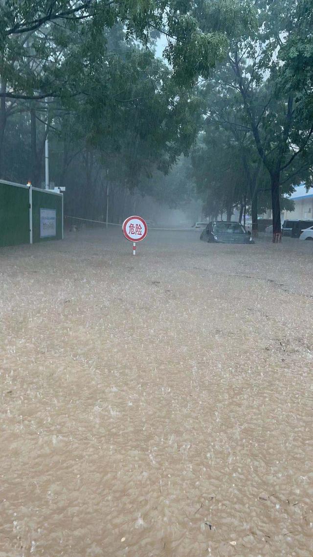 河南暴雨已致郑州12人死亡,医院急求发电机,居民被困地铁站失联