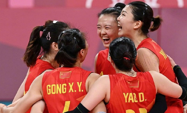 3-0!中国女排掀翻夺冠大热 全队拥抱庆祝 龚翔宇激动落泪