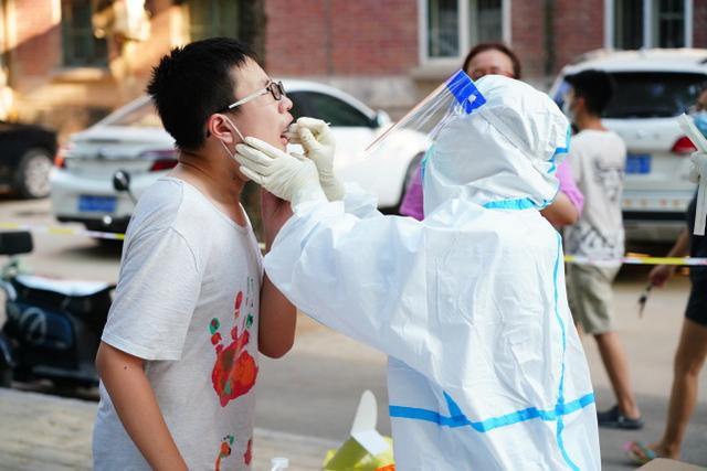 郑州全员核酸检测已开启!医护人员提醒:做核酸一定要喊“啊”