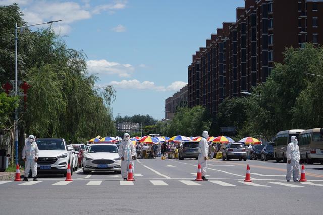 多图:房山确诊新冠病例小区出口封闭,居民排队测核酸