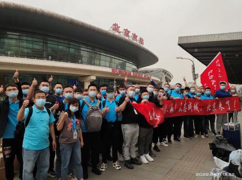 全国20多个城市盒马400员工抵达上海 行囊里塞得最多的是药品